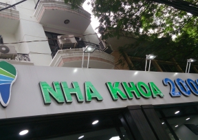 Bảng Hiệu Chữ Nổi Mica: Nha Khoa 2000